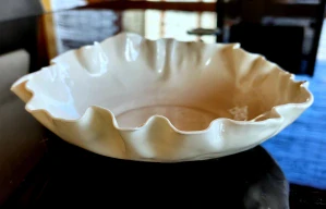 Exkluzívna autorská porcelánová misa – „biele zlato“ v čistej organickej forme 21 cm priemer