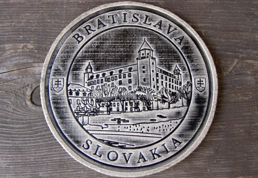 Keramický suvenír – Bratislavský hrad | Ručne vyrobená ozdobná plaketa zo Slovenska s nápisom BRATISLVA SLOVAKIA čierná SHC03