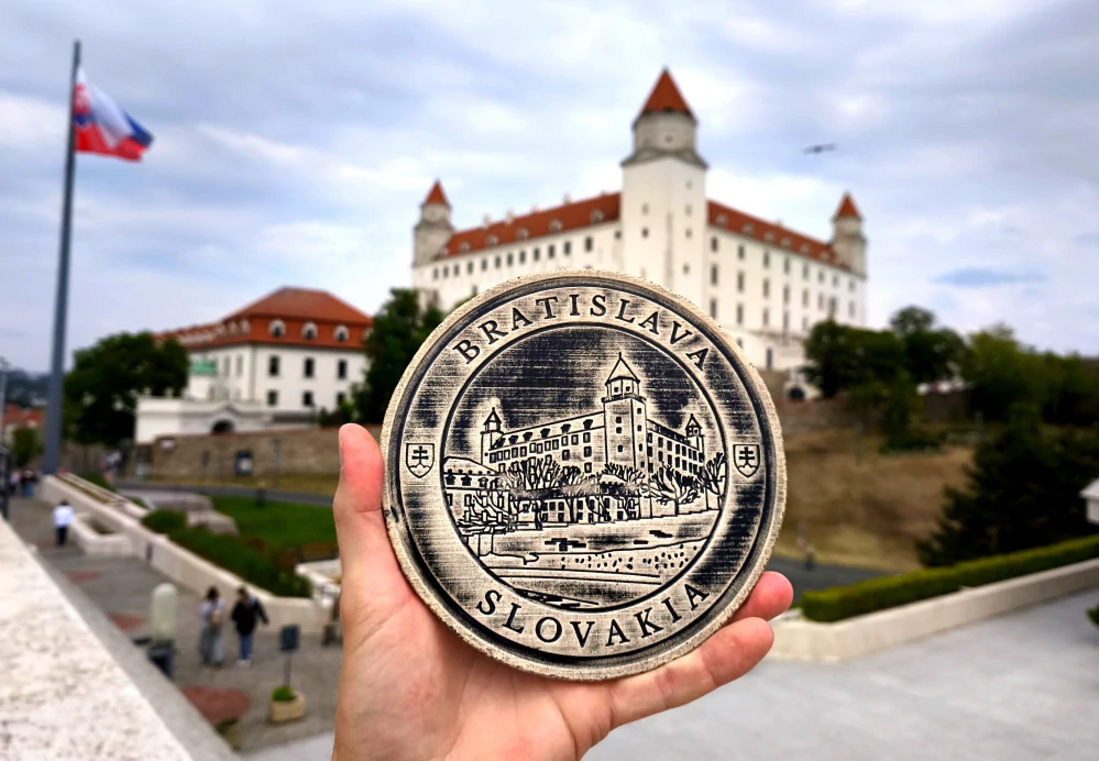 Keramický suvenír – Bratislavský hrad | Ručne vyrobená ozdobná plaketa zo Slovenska s nápisom BRATISLVA SLOVAKIA čierná SHC03