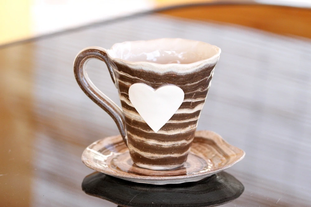 Keramická šálka so srdiečkom na kávu - cappuccino a čaj 300 ml – Unikát! - béžovo-hnedá - ručná výroba – modelovaná