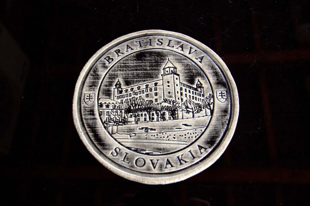 Keramický suvenír – Bratislavský hrad | Ručne vyrobená ozdobná plaketa zo Slovenska s nápisom BRATISLVA SLOVAKIA čierná SHC03