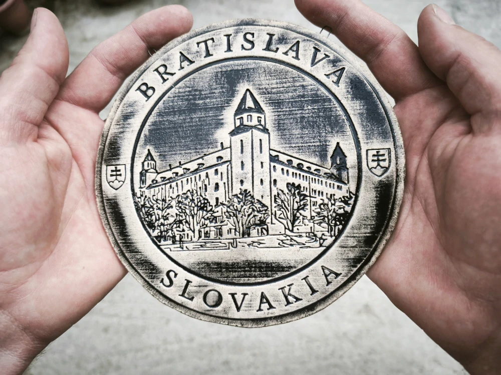 Keramický suvenír – Bratislavský hrad | Ručne vyrobená ozdobná plaketa zo Slovenska