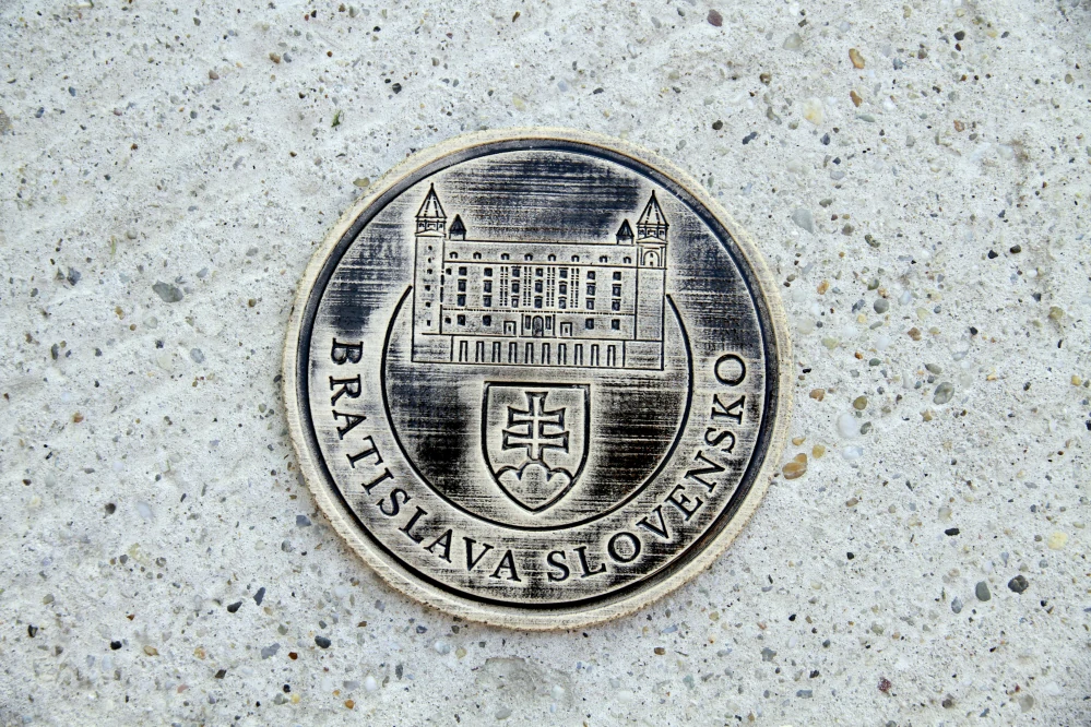 Keramický suvenír – Bratislavský hrad | Ručne vyrobená ozdobná plaketa zo Slovenska s nápisom BRATISLVA SLOVENSKO
