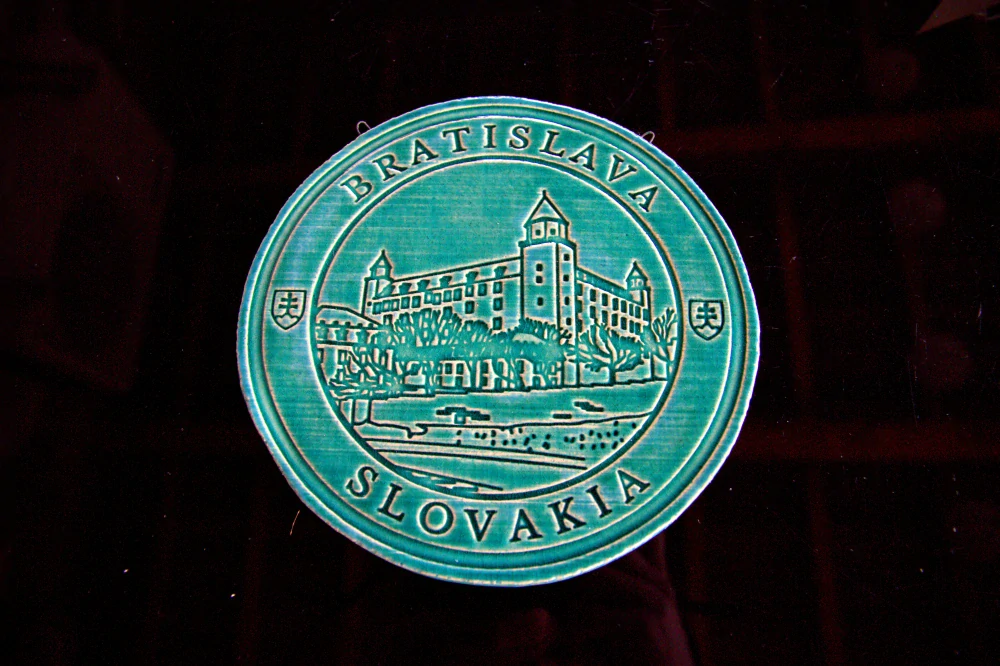Keramický suvenír – Bratislavský hrad | Ručne vyrobená ozdobná plaketa zo Slovenska s nápisom BRATISLVA SLOVENSKO - tyrkysovo zelená SHT03