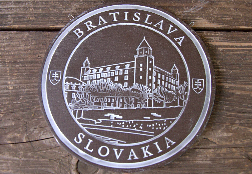 Keramický suvenír – Bratislavský hrad | Ručne vyrobená ozdobná plaketa zo Slovenska Bilelá SHB03